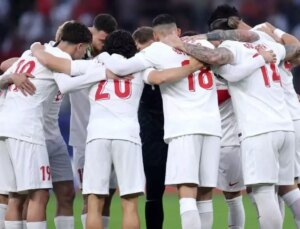 Çapraz bağlarını kopartan milli futbolcu sezonu kapattı