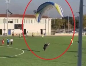 Paraşütle Futbol Sahasına İnen Adam Şaşırttı