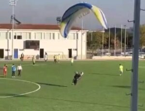 Paraşütle Maç Sahasına İnen Sporcunun Şaşırtan Anı