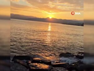 Cumhuriyet Bayramı’nda Güneşin Doğuşu ile Ay-Yıldız Silueti Görüntülendi