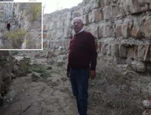 Deprem gecesi oluşan 4 metrelik yarık ilçe halkının tüylerini ürpertiyor