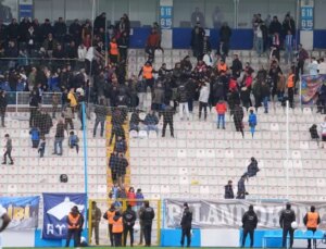 Görüntüler Türkiye’den: Tribünler karıştı, başkan taraftarların arasına daldı