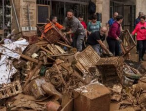 İspanya’da sel felaketinden sonra gönüllüler caddeleri temizlemeye başladı