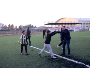 Kaymakam Koşansu, Çocuklarla Futbol Oynadı