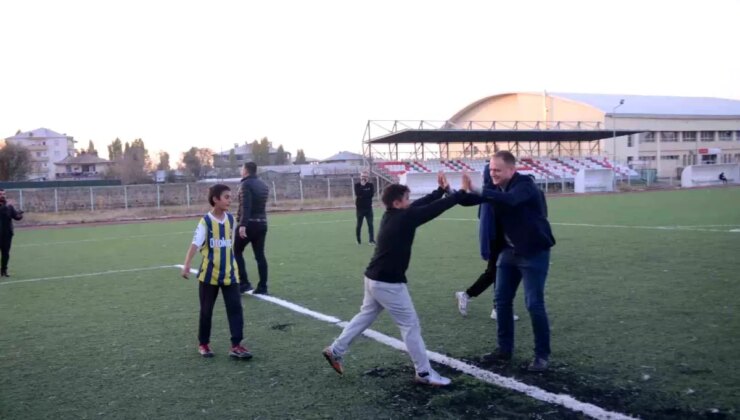 Kaymakam Koşansu, Çocuklarla Futbol Oynadı