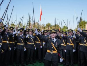 Kılıçlı yemin törenine katılan teğmenlerden ikisi disiplin kuruluna sevk edildi