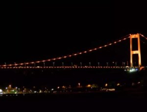Köprüler Lösemi Farkındalığı İçin Turuncu Işıklara Büründü