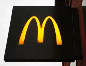 McDonald’s Hamburgerlerinde E.coli Bakterisi Tespit Edildi: Hasta Sayısı 90’a Yükseldi