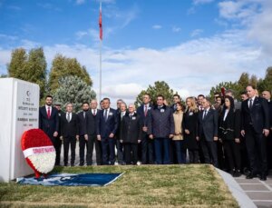 Özgür Özel, Bülent Ecevit’i Anma Töreninde CHP’yi İktidar Hedefiyle Anımsadı