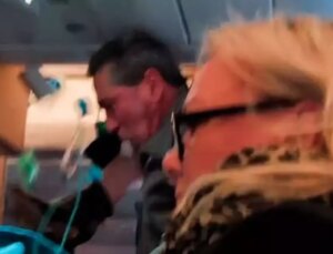 Şiddetli türbülansa giren uçakta yolcular tavana çarptı