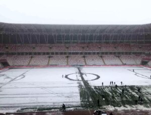 Sivas 4 Eylül Stadyumu’nda Kar Temizliği, Sivasspor-Kasımpaşa Maçı Başlıyor