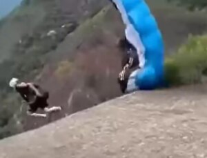 Yamaç paraşütü eğitmeni, kayalıklardan atladığı sırada yere çakılarak hayatını kaybetti