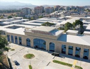 Buca Seyfi Demirsoy Hastanesi Bahçesinde İntihar Girişimi