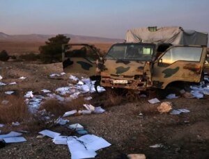 Esad rejimine ait binlerce sayfa askeri evrak yol kenarında bulundu