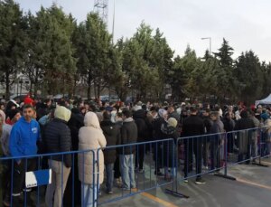 Hediye çekini duyan koştu: Geceden gelip çadır kurdular