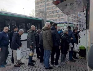 Kocaeli’de Yıllarca Zarar Eden Yatırımcılar, Şirket Patronunun Görevden Ayrılması İçin Lokma Dağıttı