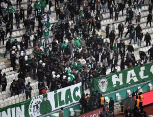 Konyaspor ve Antalyaspor Maçının Ardından Taraftarlar Sahayı İhlal Etti