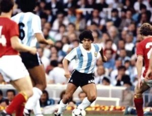 Maradona’nın ölümünün dördüncü yılı: ‘Tanrı’nın eli’, ‘Yüzyılın golü’ ve unutulmaz anlarla dolu sıra dışı bir yaşam
