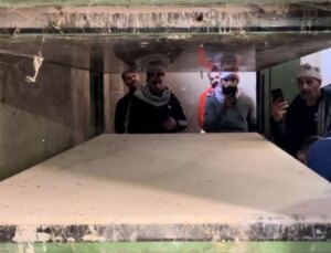Suriye’de idam edilen mahkumların cesetlerinin ezilmesi için kullanılan demir pres bulundu