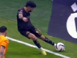 Top çıktı mı, çıkmadı mı? İşte Galatasaray-Trabzonspor maçına damga vuran pozisyona yapılan yorumlar