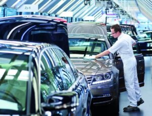 Volkswagen CEO’su duyurdu: Fabrika kapatacağız, işten çıkartma yapacağız