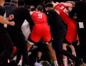 Alperen Şengün’ün de oynadığı maçta ortalık savaş alanına döndü