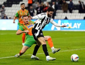 Beşiktaş ve Alanyaspor 1-1 Beraberlik ile İlk Yarıyı Tamamladı