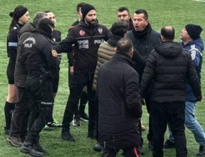 Görüntüler Türkiye’den: Yönetim zemine inip takımı sahadan çekti