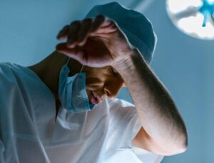 Hekimler 2025’te Bir Maaşını Devlete Geri Verecek