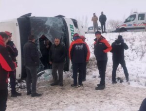 Kars’ta yolcu otobüsü devrildi, 23 kişi yaralandı