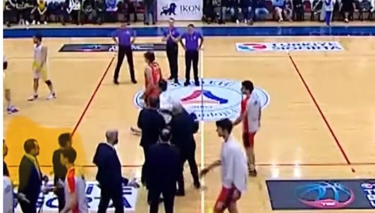 MKE Ankaragücü Koçu Halil Üner, Rakip Oyuncuya Yumruk Salladı