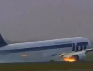 Pilot, iniş takımları açılmayan uçağı başarılı bir şekilde indirmeyi başardı