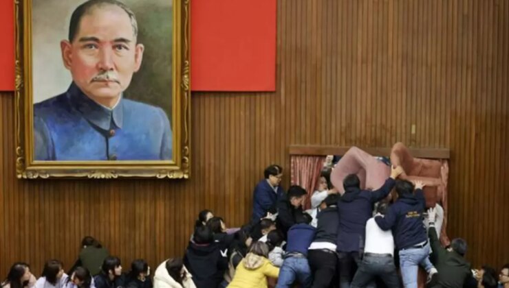 Tayvan meclisinde sandalyeler havada uçuştu