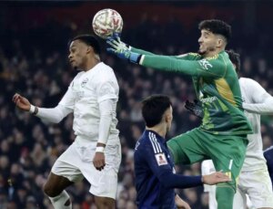 Altay Bayındır, FA Cup’ta Arsenal’i eleyerek Manchester United’ı üst tura taşıdı