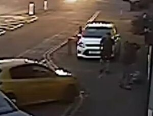 Barda şarkı söyleyen kız arkadaşı ile dalga geçen adamı tek yumrukla öldürdü