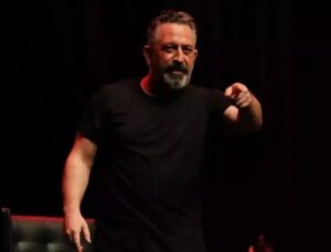 Cem Yılmaz, kırık lamba çıkışı için özür diledi