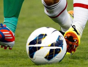 Defalarca bilerek kart görmüş: Ünlü futbolcu, yasa dışı bahisten gözaltına alındı