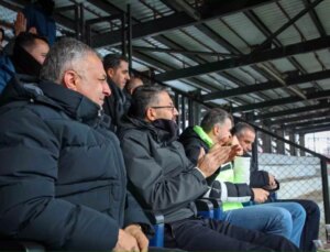 Hakkari Valisi Ali Çelik, Yüksekovaspor Kadın Futbol Takımı’nı Destekledi