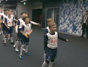 Karşılarında Van Dijk’ı gören Tottenhamlı miniklerden güldüren istek
