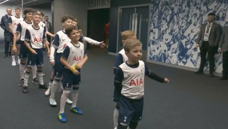 Karşılarında Van Dijk’ı gören Tottenhamlı miniklerden güldüren istek