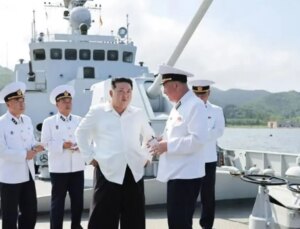 Kim Jong-Un, Rus stili füze sistemli en büyük savaş gemisini tanıttı