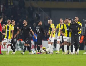Kırmızı mı değil mi? Ünlü yorumcular Aboubakar’ın pozisyonunda tereddütsüz görüş belirtti