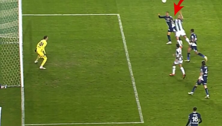 Kostic’in pozisyonu penaltı mı değil mi? Yorumcular 1 saniye bile düşünmeden görüş belirtti