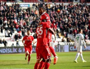 Sivasspor, Alanyaspor’u 1-0 Öndeliğiyle Devreyi Tamamladı