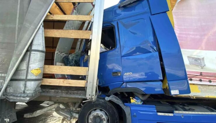 TEM Otoyolu’nda Tır Kazası: Sürücü Sıkıştı