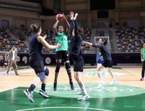 İzmit’in kadın basketbolcuları rotayı Nesibe Aydın maçına çevirdi