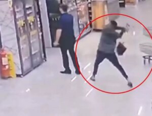 Karısını azarlayan market müdürünü, kürekle dövdü