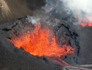 Kilauea Yanardağı’nda Lav Püskürtmeye Devam Ediyor