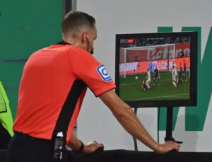 Futbol dünyasında bomba gelişme: Bir ülkede VAR kalkıyor
