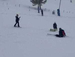 Kartalkaya’da otel faciası sonrası tatilciler kayak yapmaya devam etti